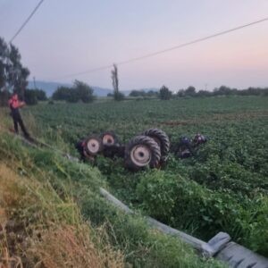 Traktör tarlaya devrildi; 1 ölü 1 yaralı
