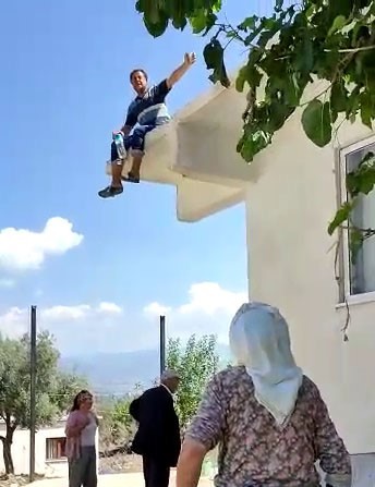 Otoyolun geçtiği evini kurtarmak için kendisini yakmaya kalktı