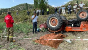 Traktör devrildi, amca-yeğen öldü, 2 kişi yaralandı