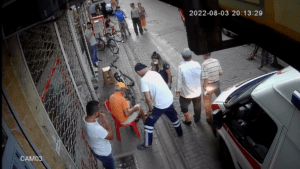 Bisikletli 2 kişiye köpeklerin saldırı anı kameraya yansıdı