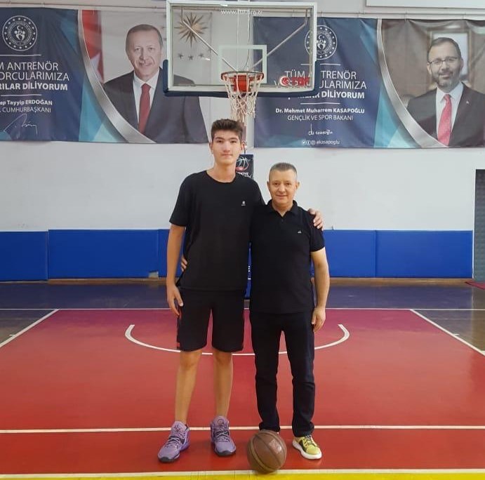 Antrenör Çağlar geleceğin basketbolcusunu yetiştiriyor