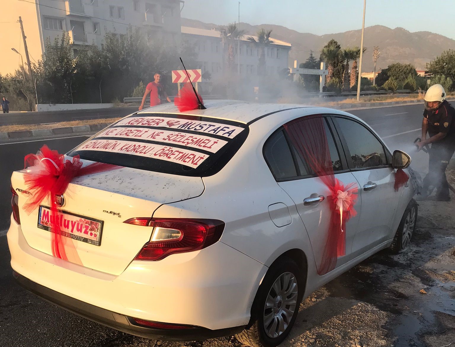 Düğün yolunda gelin otomobilde yangın çıktı