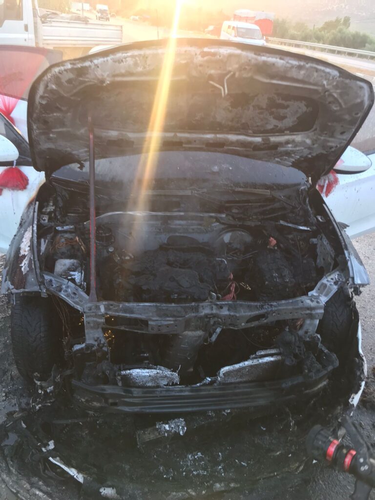 Düğün yolunda gelin otomobilde yangın çıktı