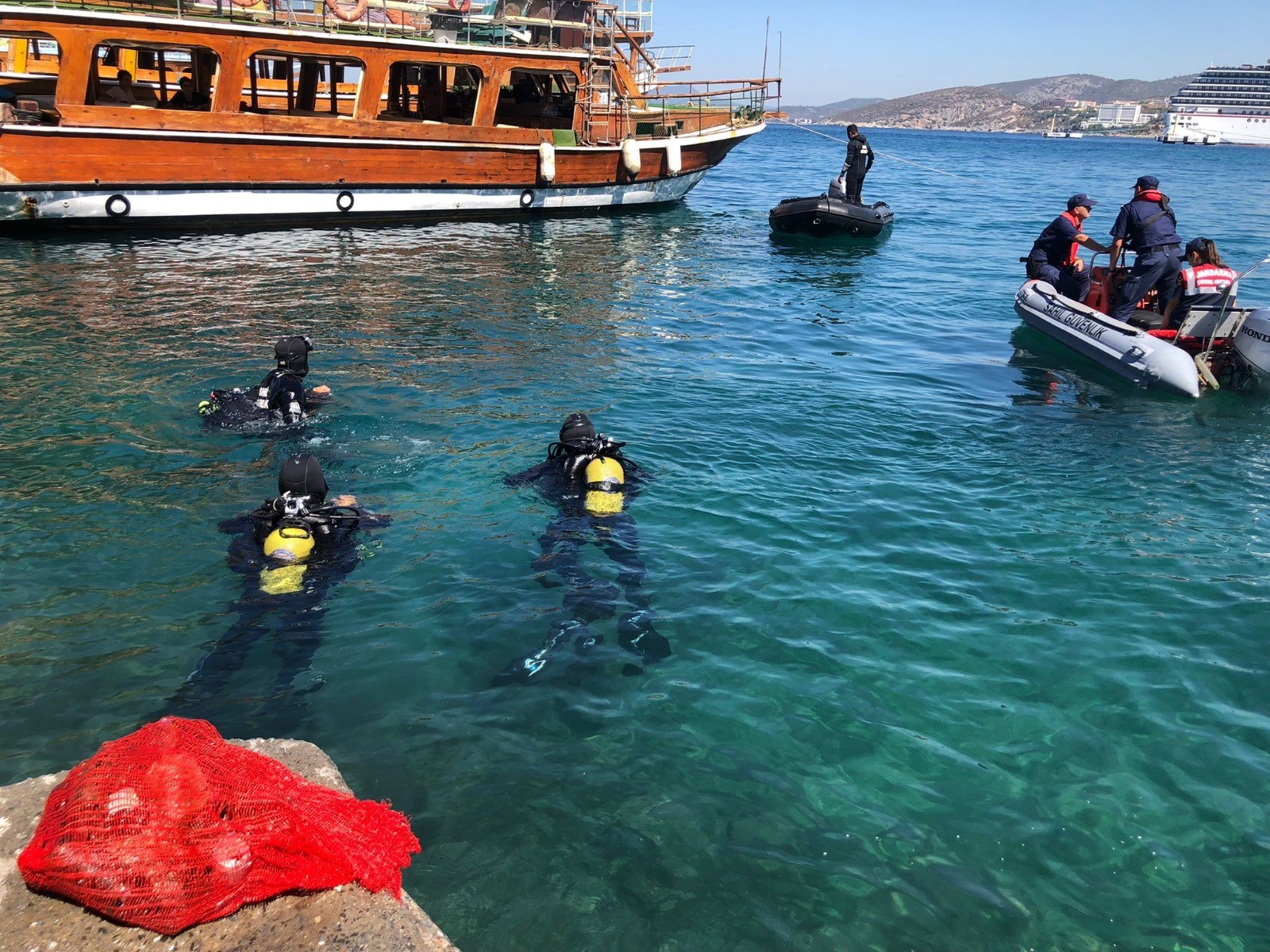 Jandarma ve sahil güvenlik deniz dibi ve sahili temizledi
