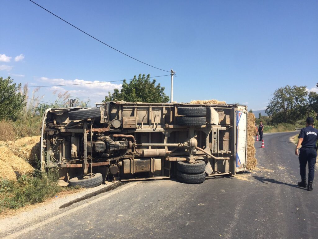 Saman yüklü kamyonet devrildi: 1 yaralı AYDIN’ın Yenipazar İlçesinde seyir halindeki saman yüklü kamyonet sürücünün direksiyon hakimiyetini kaybetmesiyle devrildi. Kazada sürücü Kenan G., yaralandı. Kaza, saat 15.00 sıralarında Donduran Mahallesi yakınlarında meydana geldi. Donduran Mahallesine saman taşıyan Kenan G., idaresindeki 09 NG 876 plakalı kamyonet seyir halindeyken sürücünün direksiyon hakimiyetini kaybetmesiyle yola devrildi. Yan yatan kamyonetteki samanlar yola savruldu. İhbar üzerine kaza yerine sağlık, itfaiye ve jandarma ekipleri sevk edildi. Kazada yaralanan sürücü Kenan G., ambulansla Nazilli Devlet Hastanesine kaldırıldı. Jandarma kazayla ilgili soruşturma başlatıldı.