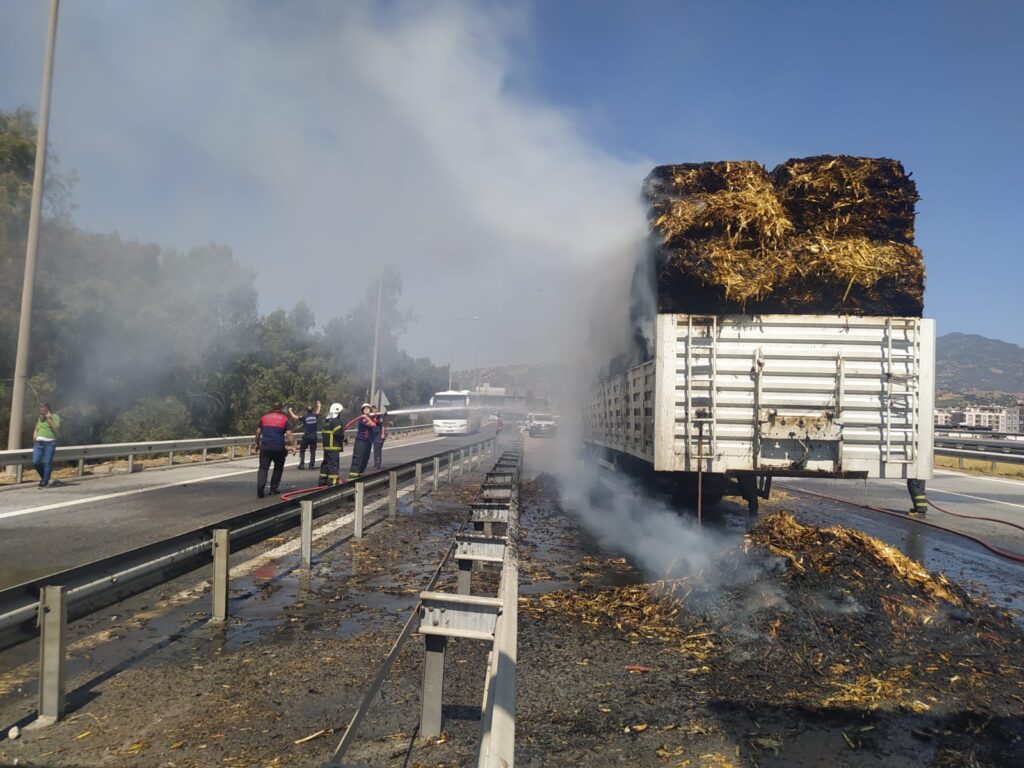 Otoyolda yanan saman yüklü TIR’ı itfaiye söndürdü