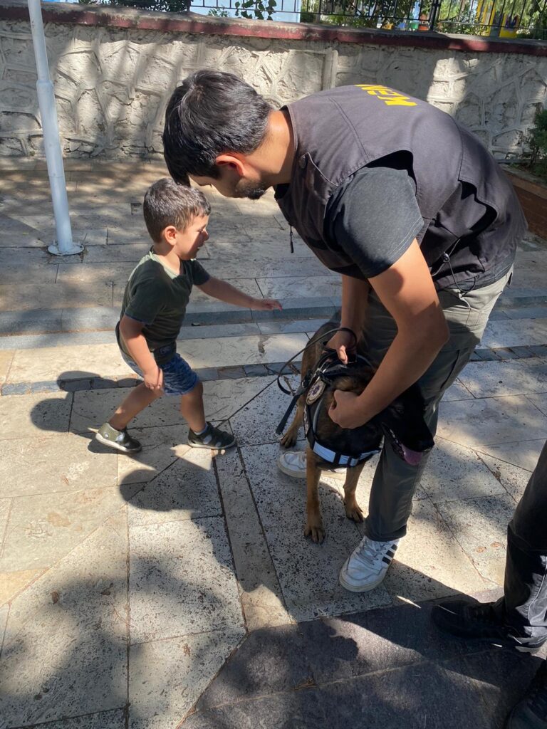 Narkotik polisi okul çevresinde kuş uçurtmuyor