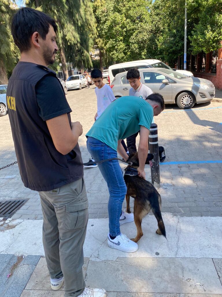 Narkotik polisi okul çevresinde kuş uçurtmuyor