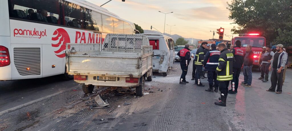 Kamyonet servis minibüsüne arkadan çarptı: 1 ölü 6 yaralı