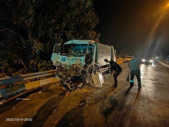 Kırmızı ışıkta bekleyen TIR'a kamyonet çarptı: 2 yaralı