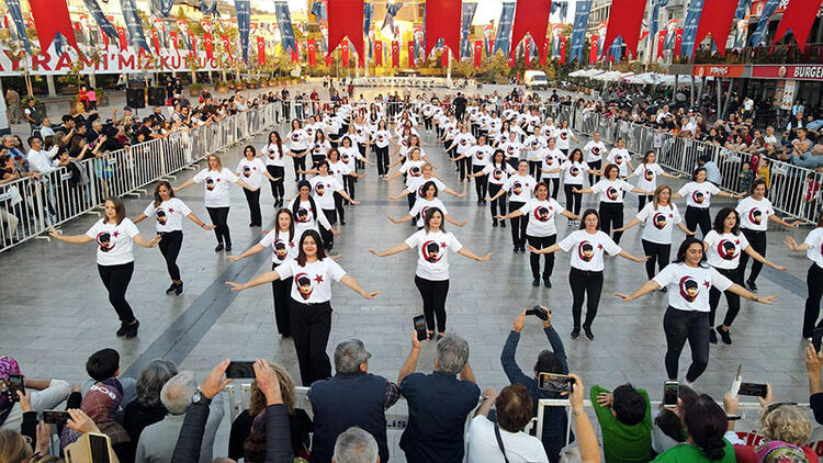 Cumhuriyet'in 99'uncu yılı 99 kadın ile zeybek oynanarak kutlandı