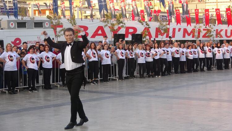 Cumhuriyet'in 99'uncu yılı 99 kadın ile zeybek oynanarak kutlandı