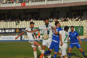 Efeler 1-0 öne geçtiği maçtan berabere ayrıldı