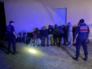 Geri itilen 27 göçmeni jandarma kurtardı