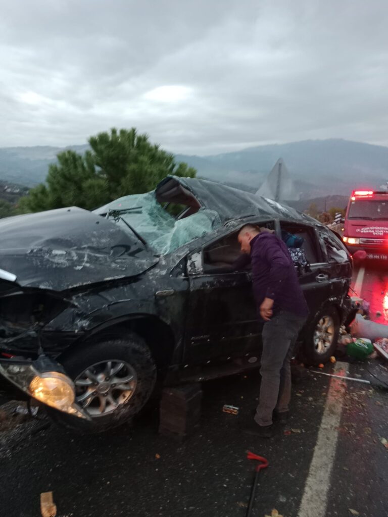 Otomobil bariyere çarptı sürücü öldü eşi yaralandı