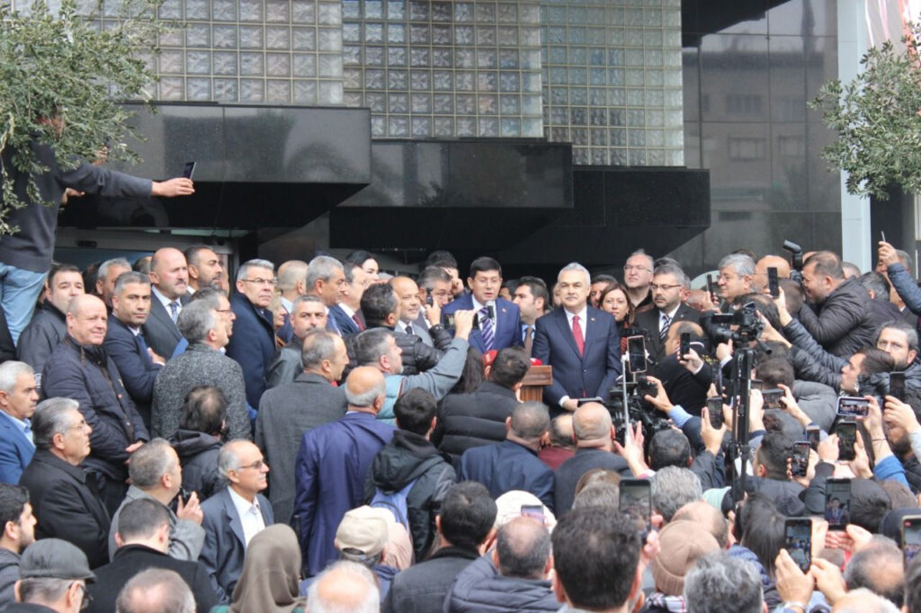 AK Parti’ye geçen Nazilli Belediye Başkanı Özcan’ı vatandaşlar karşıladı