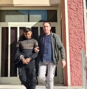 Çaldığı eşyaları çuvalla taşırken, yakalanıp tutuklandı