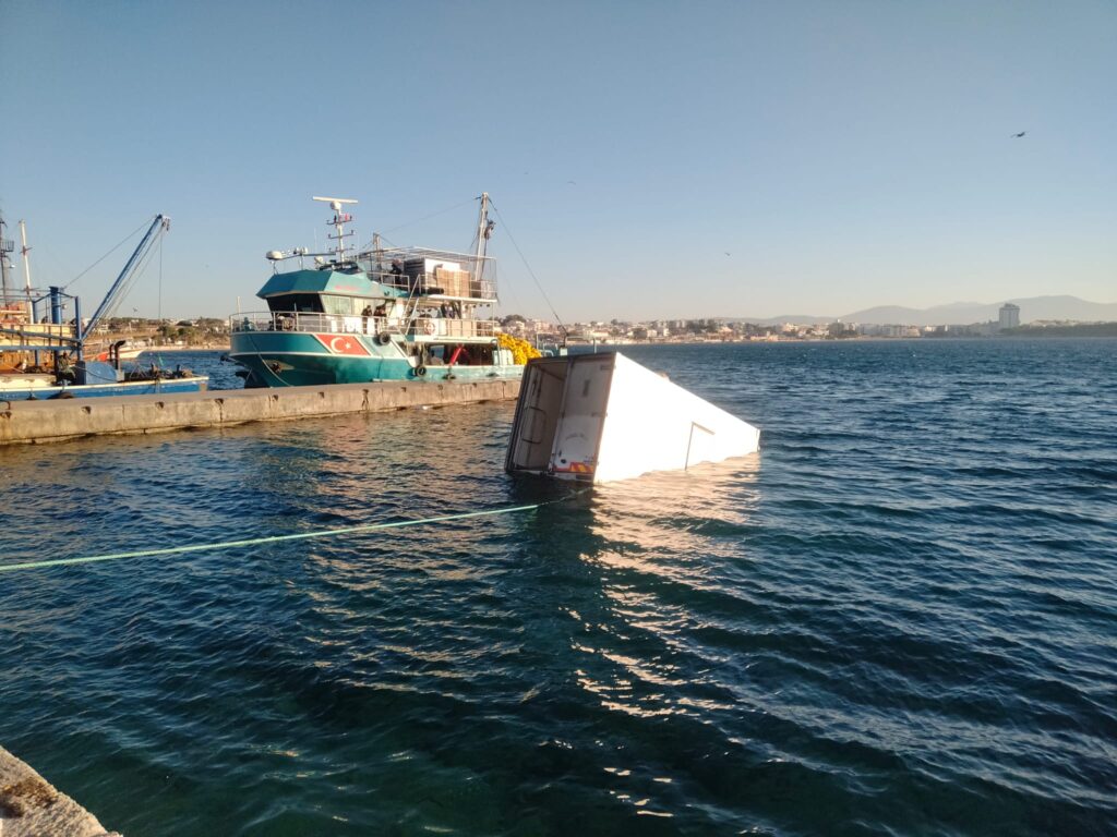 Direksiyonda baygınlık geçirdi, kamyonetle birlikte denize düştü