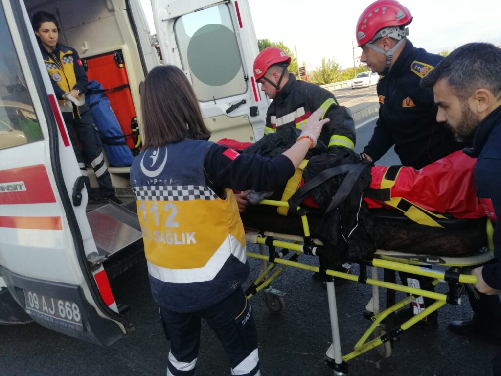 Kamyonete çarpan motosiklet sürücüsü kadın ağır yaralandı