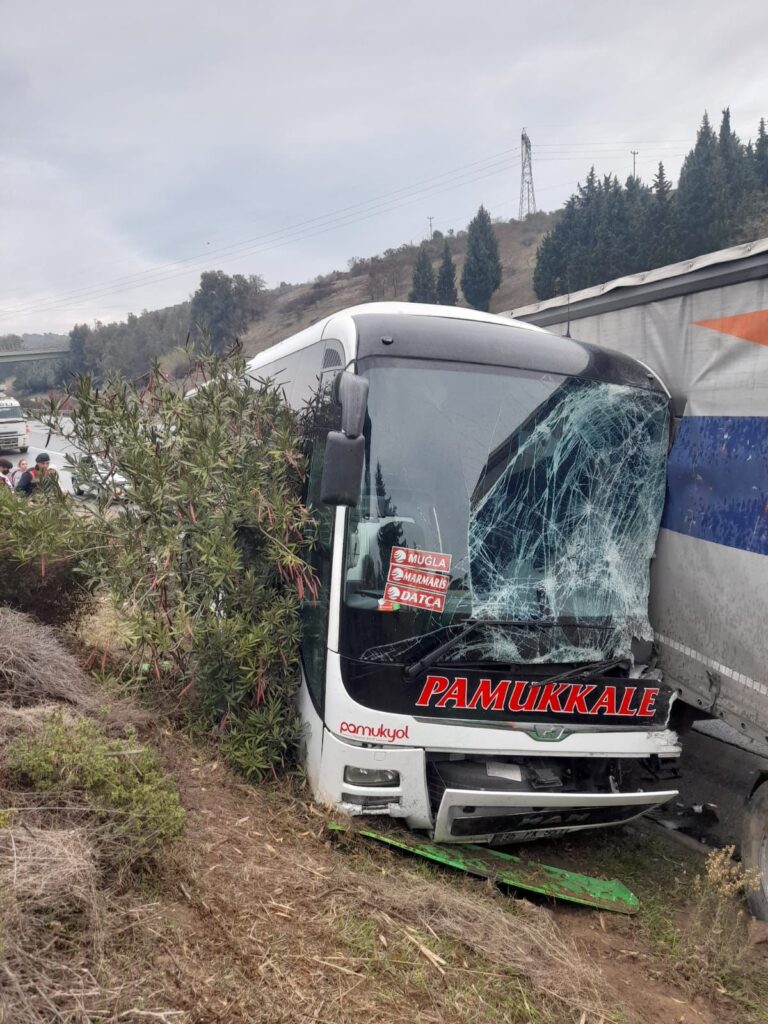 Aydın’da TIR yolcu otobüsüne çarptı: 4 yaralı