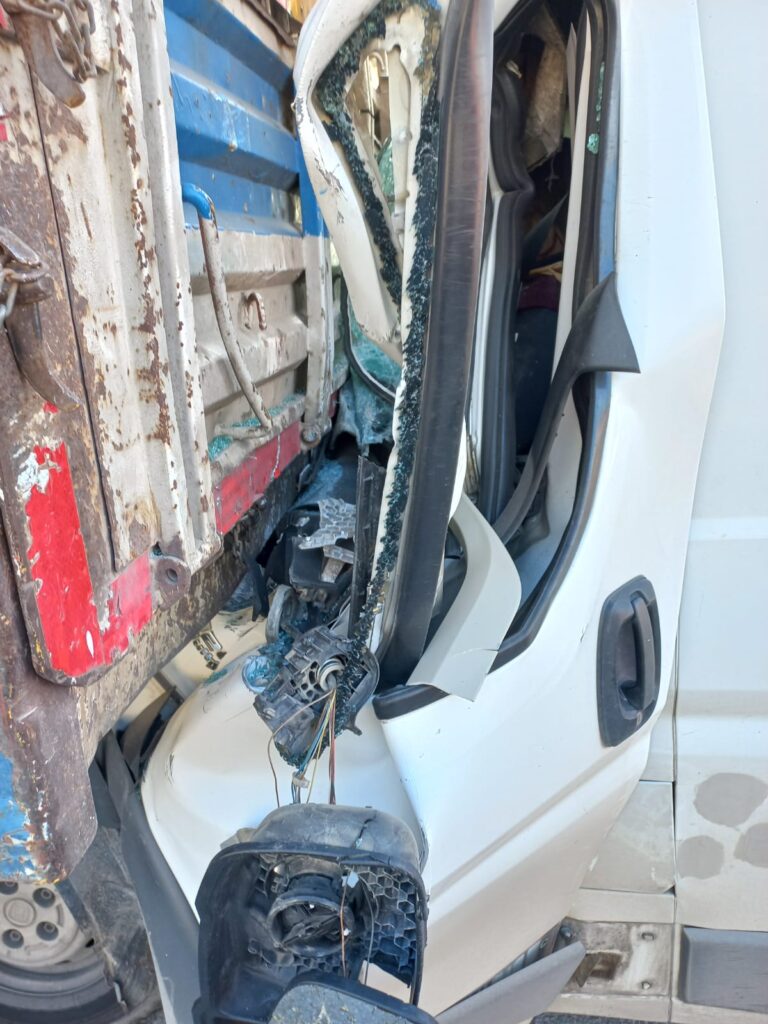 Minibüs kamyona arkadan çarptı: 2 ölü 3