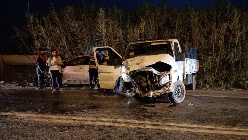 Otomobil ile kamyonet çarpıştığı kazada 3 kişi yaralandı
