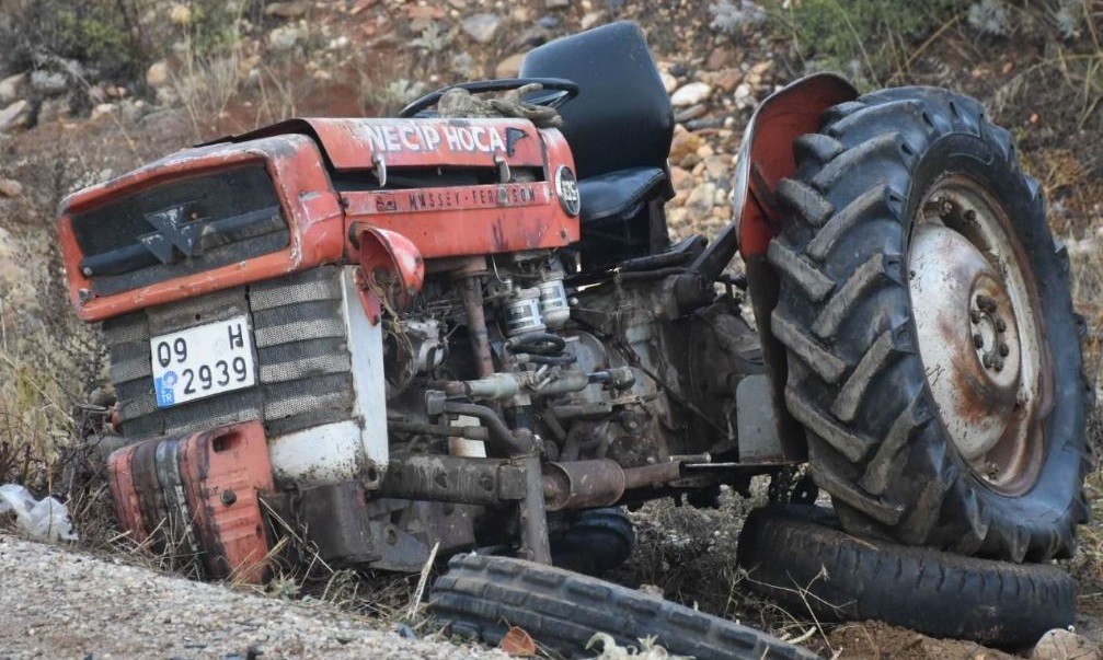 Otomobilin çarptığı traktör sürücüsü kadın çiftçi öldü