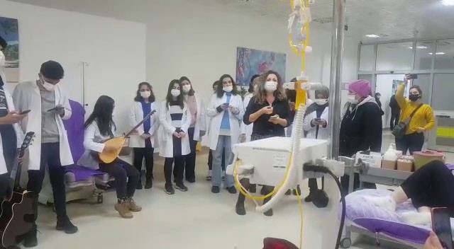 Tıp Fakültesi öğrencileri kemoterapi hastalarına şarkı söyledi