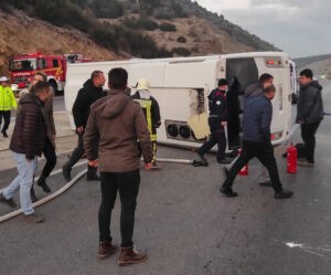 İşçi servisi devrildi: 2 ölü, 15 yaralı