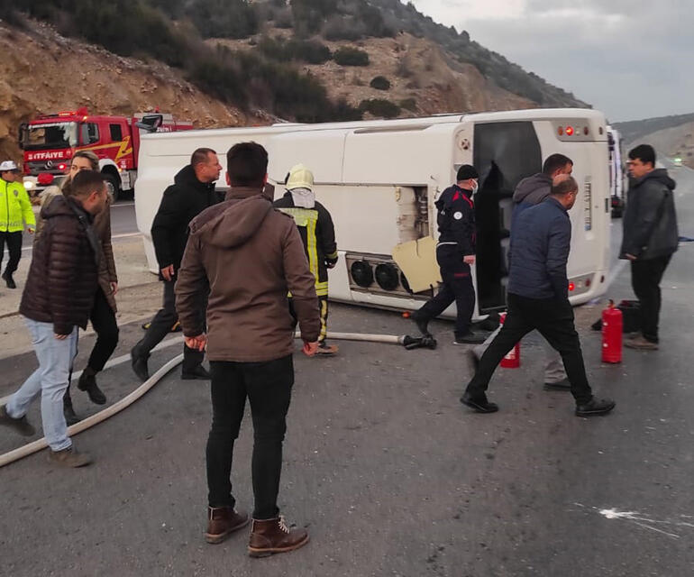 İşçi servisi devrildi: 2 ölü, 15 yaralı