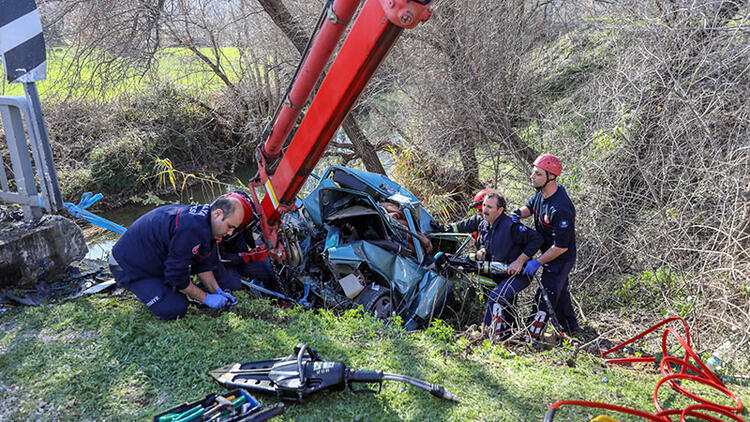 Otomobil, köprü korkuluklarına çarptı; baba öldü, oğlu ağır yaralı