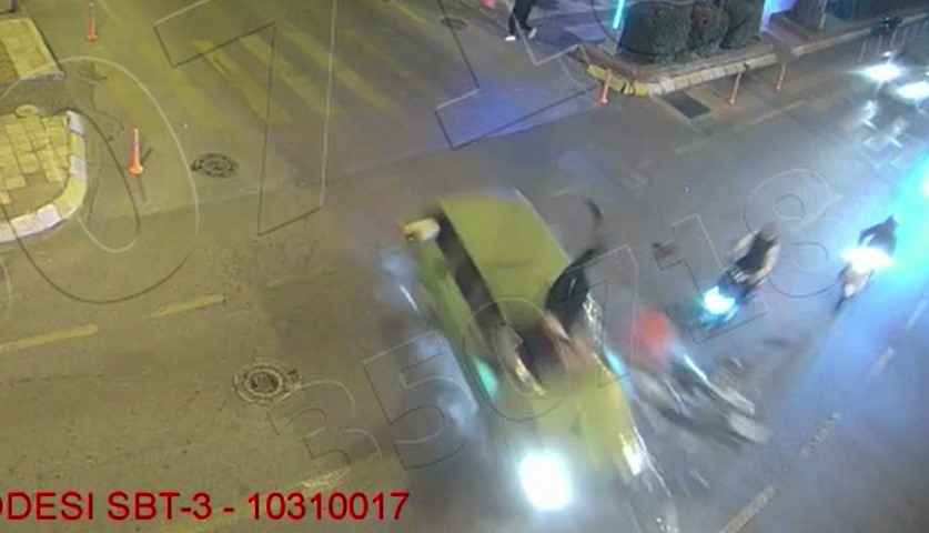 Otomobilin motosiklete çarptığı anlar kamaraya yansıdı