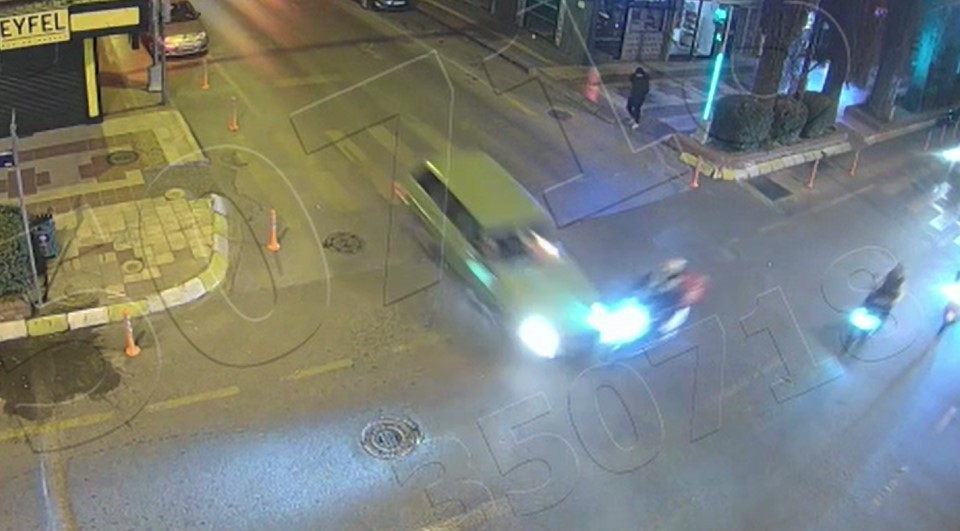 Otomobilin motosiklete çarptığı anlar kamaraya yansıdı