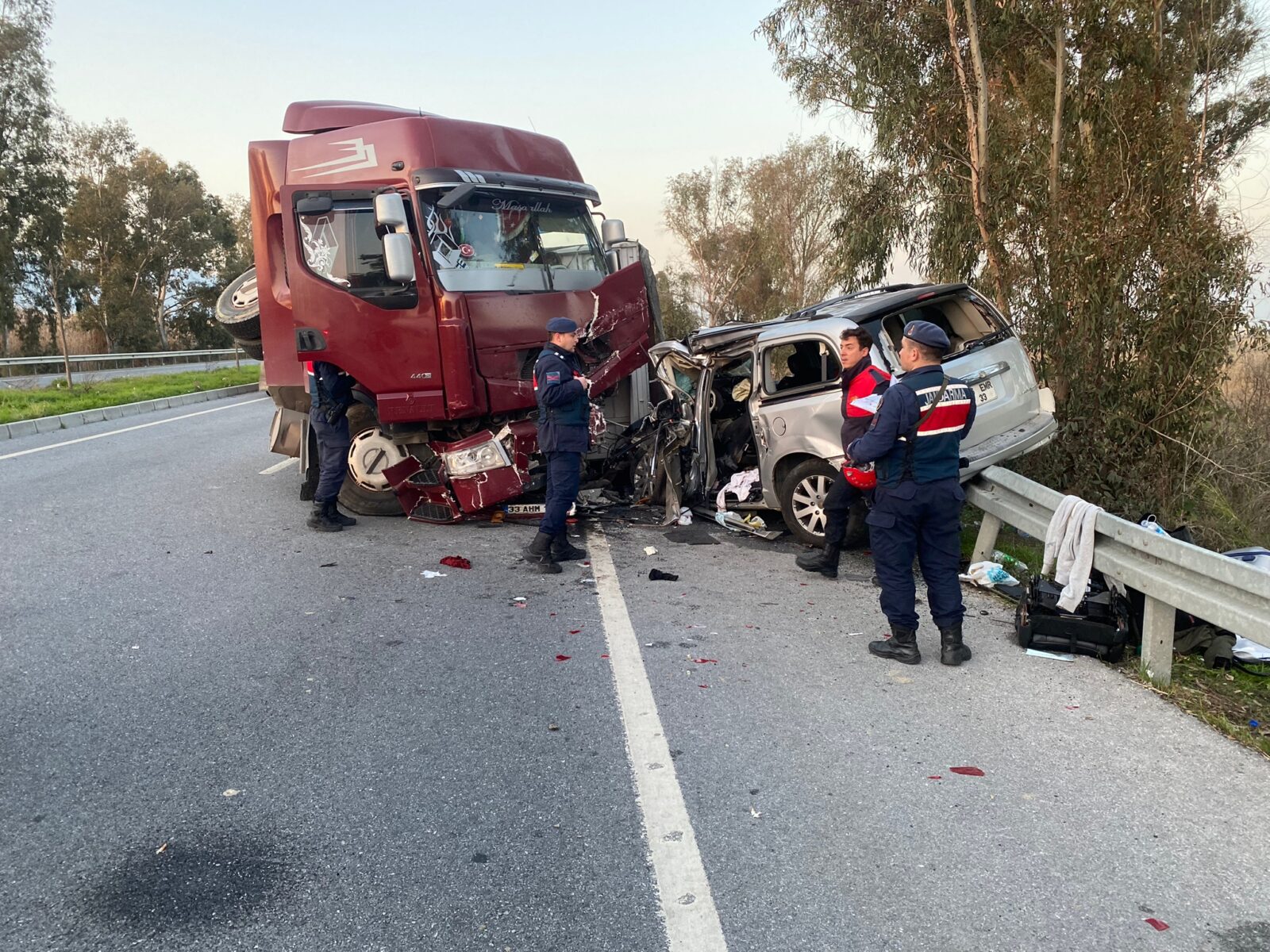 Karşı şeride geçen TIR, iki araca çarptı: 1 ölü 2 yaralı9