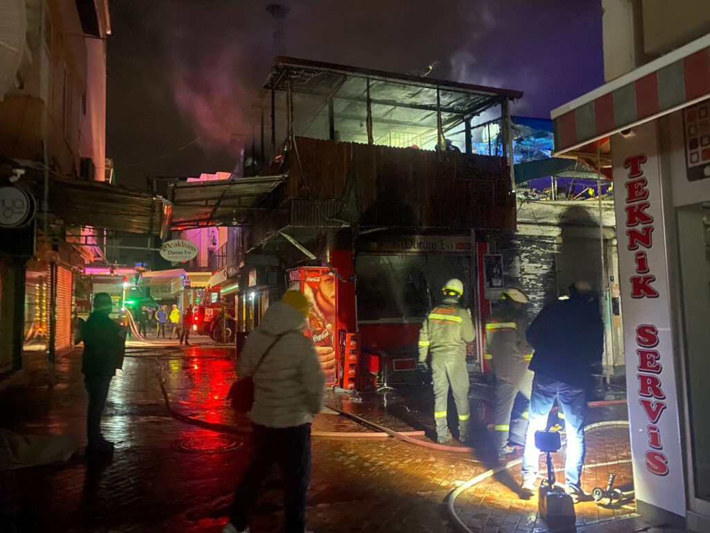 Nazilli’de çıkan yangında restoran kullanılamaz hale geldi