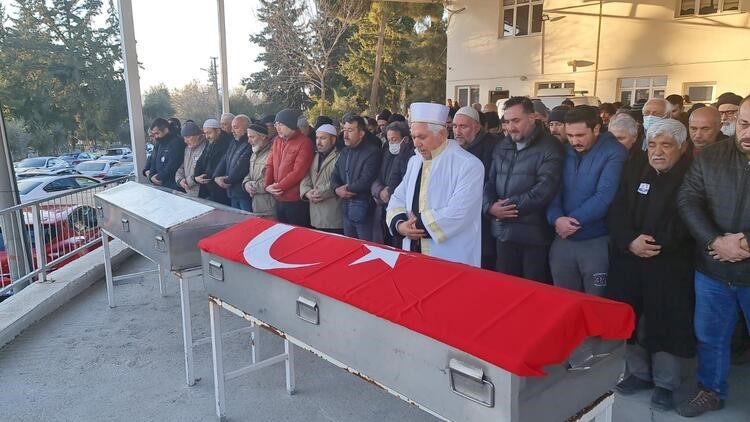 Emeklilik dilekçesi veren polis, eşi ve 3 oğlu depremde öldü