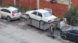 Yanlış yere park edilen otomobili çöpe attılar