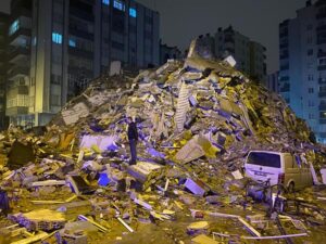 7.4 büyüklüğünde deprem; 5 bölge sallandı, çok sayıda ilde yıkım