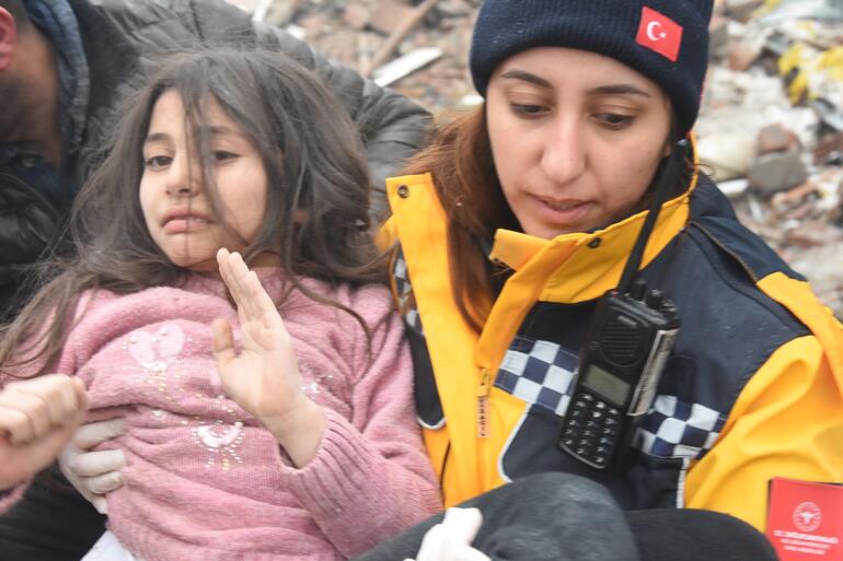 Baba ve 2 çocuğu enkazdan 2,5 saat sonra sağ çıkarıldı