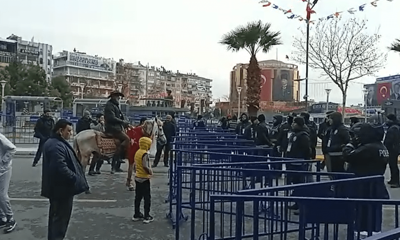 Cumhurbaşkanı mitingine atla girmeye çalıştı