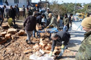 Koçarlı’dan deprem bölgesine 6 TIR odun desteği
