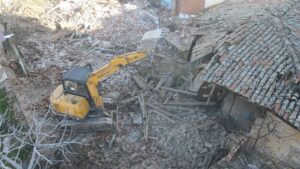 Koçarlı’da metruk binalar yıkılıyor