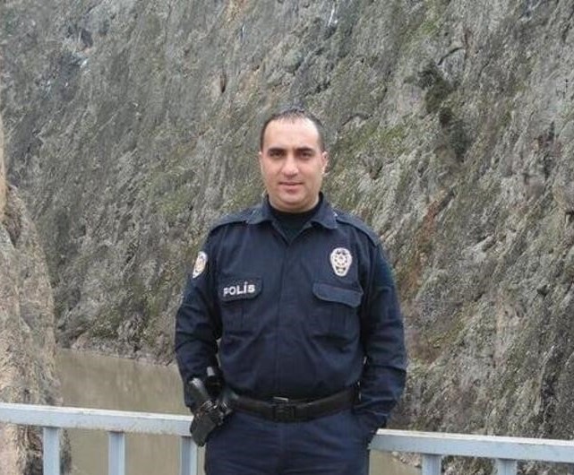 Emeklilik dilekçesi veren polis, eşi ve 3 oğlu depremde öldü