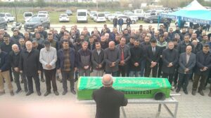 AYDIN’ın Nazilli ilçesinde, 4 yaşındaki Berkay Taş, evlerinin bahçesindeki koltukların