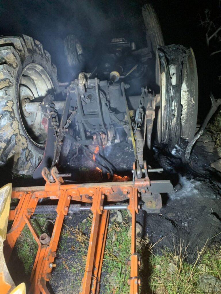 Şarampole devrilen traktör sürücüsü yanarak öldü