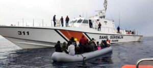 Kuşadası açıklarında geri itilen 70 kaçak göçmen kurtarıldı