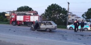Kuşadası'nda otomobil ile kamyonet çarpıştı: 1 ölü