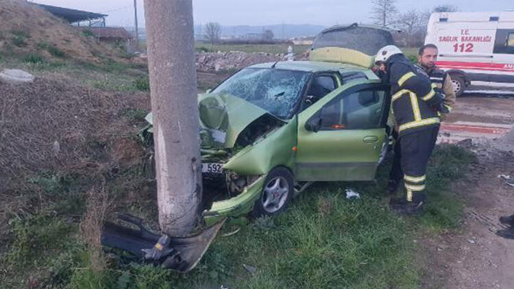 Otomobil elektrik direğine çarptı: 4 yaralı