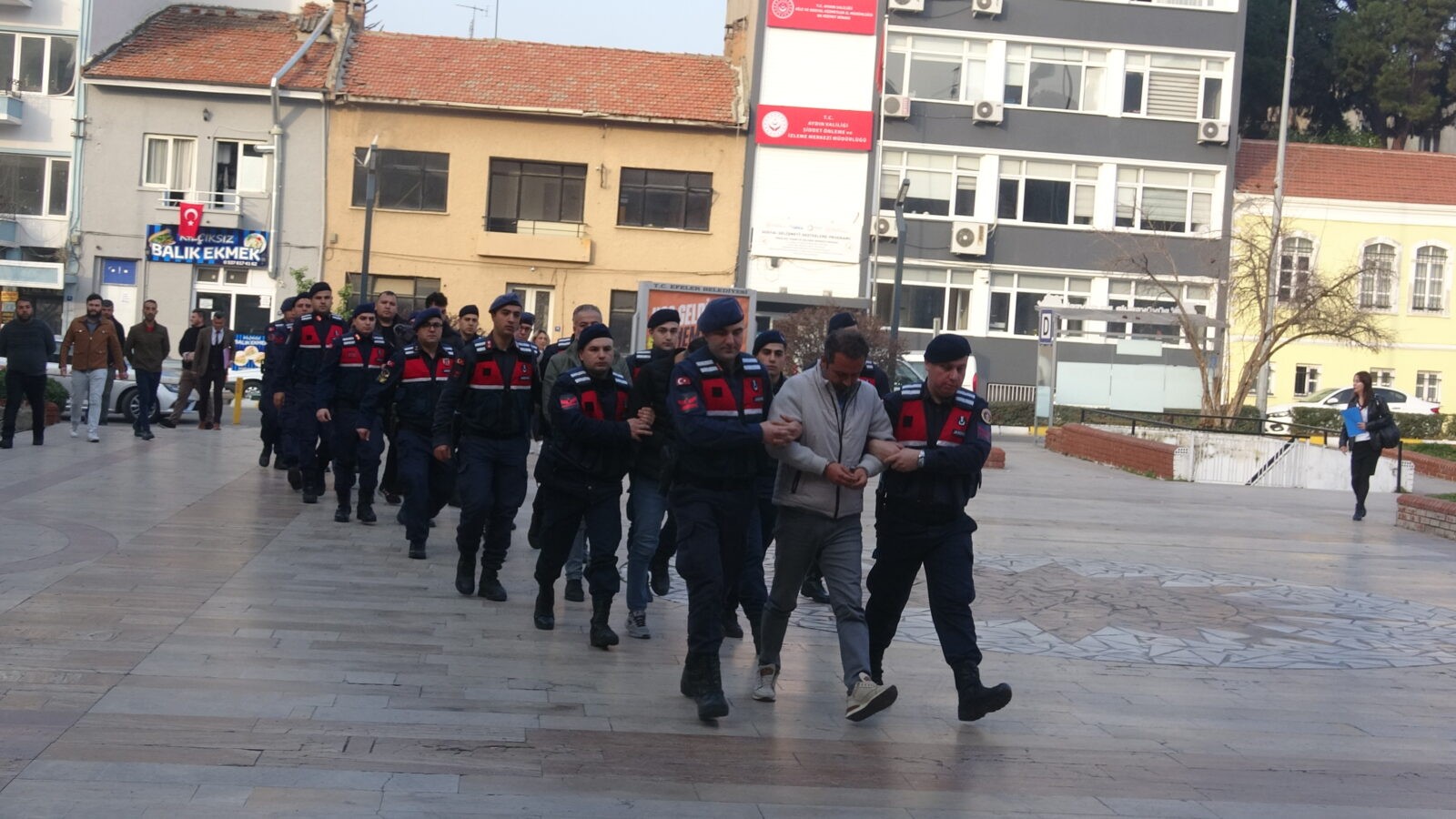 Aydın merkezli 3 ilde tefecilik operasyonu 8 gözaltı