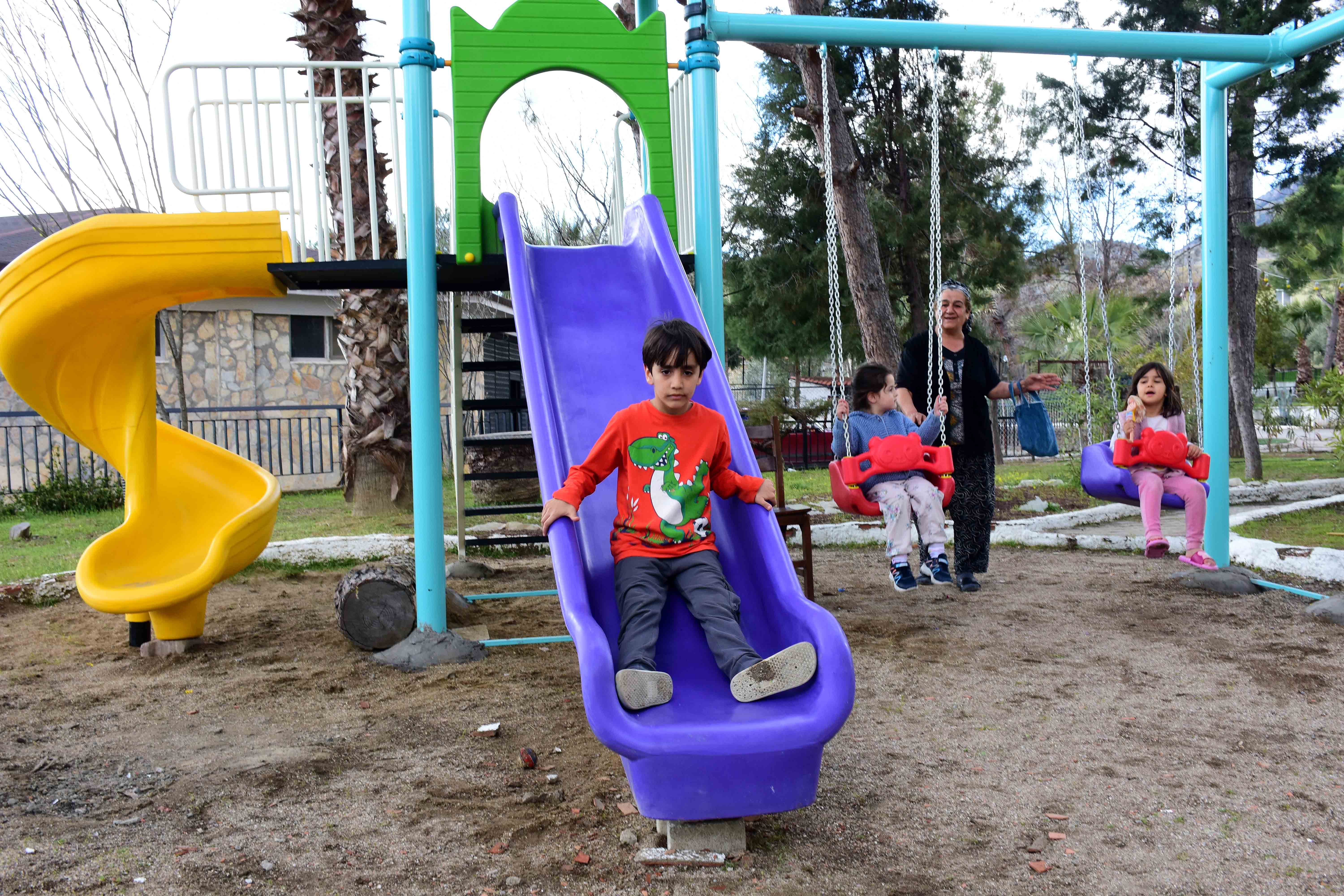 Germencik’te depremzede çocuklar için oyun parkı kuruldu